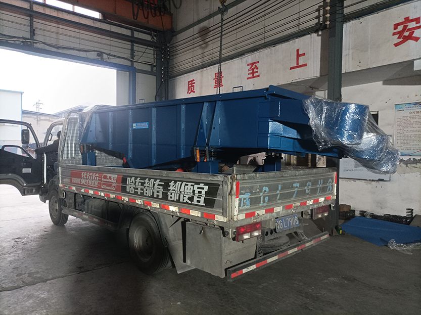 客户特殊定制的直线振动筛发货